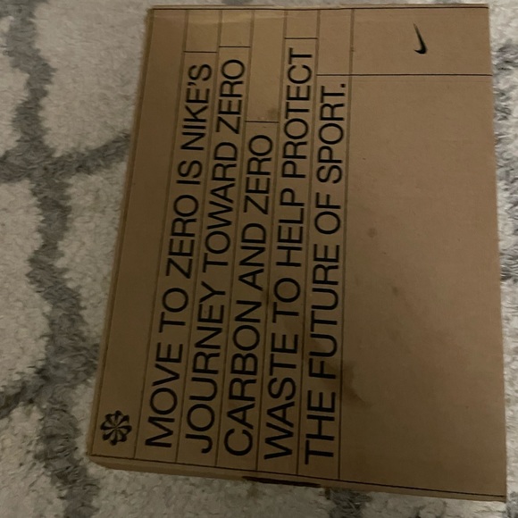 Air Vapormax 2020 FK GS Size 4.5 blk/Dark Grey in great condition - Picture 2 of 7